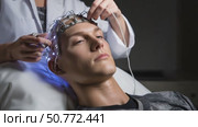 Scientist placing electrodes on patient's head for eeg. Стоковое AI-видео, аниматор Юрий Поздников / Фотобанк Лори