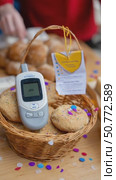 Glucometer measuring sugar level in sweet bread. Стоковое AI-видео, аниматор Юрий Поздников / Фотобанк Лори