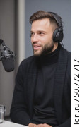 Radio host speaking on air in radio studio. Стоковое AI-видео, аниматор Юрий Поздников / Фотобанк Лори