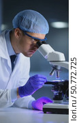 Scientist analyzing sample under microscope in laboratory. Стоковое AI-видео, аниматор Юрий Поздников / Фотобанк Лори