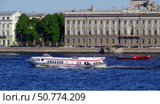 Теплоход на подводных крыльях "Метеор-185" в водоизмещающем режиме движется вверх по Неве вдоль Дворцовой набережной. Санкт-Петербург (2021 год). Редакционное фото, фотограф Алексей Иванов / Фотобанк Лори