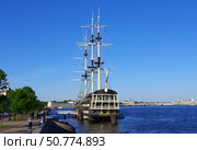 Ресторан-корабль "Фрегат Благодать". Река Нева, Петровская набережная, 2А, Санкт-Петербург (2021 год). Редакционное фото, фотограф Алексей Иванов / Фотобанк Лори