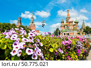 Спасская башня Московского Кремля и Собор Василия Блаженного. Лето. Солнечно. Москва. Россия. Редакционное фото, фотограф E. O. / Фотобанк Лори