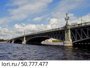 Экскурсия по рекам и каналам Санкт-Петербурга. Троицкий мост через Большую Неву. (2024г.) Редакционное фото, фотограф Вера Смолянинова / Фотобанк Лори