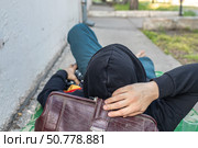 Homeless marginal man with bare feet living on the street. Стоковое фото, фотограф Михаил Яковлев / Фотобанк Лори