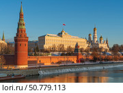Vodovzvodnaya and Annunciation Towers of the Kremlin Wall, the Grand Kremlin Palace and the Kremlin Embankment of the Moskva River, Moscow, Russia. Стоковое фото, фотограф Ula Ulachka / Фотобанк Лори