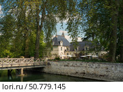 View of the stone bridge over the river Endre and ancient buildings in the park of the medieval castle of Azay-le-Rideau in the commune of the same name on a sunny summer day, Endre et Loire, France. Стоковое фото, фотограф Ula Ulachka / Фотобанк Лори