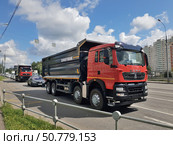 Moscow, Russia - Aug 2. 2024. HOWO is a truck produced by Sinotruk Group on the road to Zelenograd. Редакционное фото, фотограф Володина Ольга / Фотобанк Лори