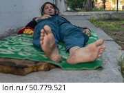 Homeless marginalized person living on the street. Стоковое фото, фотограф Михаил Яковлев / Фотобанк Лори