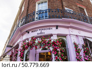 Peggy Porschen Cakes facade, iconic Instagrammable cafe in Belgravia. London, UK, 25 May 2024. Редакционное фото, фотограф Zydrius Tartenis / Фотобанк Лори