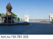 Фонтан Искусство и вид на пропилеи центральной набережной имени 62-й Армии. Волгоград, Россия. ( (2024 год). Редакционное фото, фотограф Андрей Цыганков / Фотобанк Лори