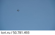 Passenger airplane flying high in the clear blue sky. Стоковое видео, видеограф Данил Руденко / Фотобанк Лори