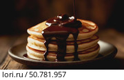 A Delicious Stack of Fluffy Pancakes Drenched in Rich and Velvety Chocolate Syrup. Стоковое AI-видео, аниматор Лариса Пономарева / Фотобанк Лори