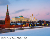 Moscow Kremlin on bank of snow covered Moskva River at sunset (2021 год). Стоковое фото, фотограф Яков Филимонов / Фотобанк Лори