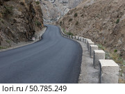 Asphalt road winding along Fan Darya river in Tajikistan's mountainous terrain. Стоковое фото, фотограф Михаил Пряхин / Фотобанк Лори