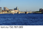 Гренадёрский мост - автодорожный металлический разводной мост через Большую Невку в Санкт-Петербурге (2021 год). Редакционное фото, фотограф Алексей Иванов / Фотобанк Лори