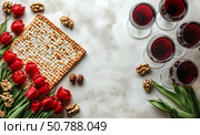 Colorful Tulips and Matzo With Wine Create a Festive Table Setting During Spring Celebration. Стоковое AI-изображение, AI-художник Юлия Гапеенко / Фотобанк Лори