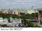 Московский Кремль. Вид со смотровой площадки храма Христа Спасителя. Москва. Редакционное фото, фотограф Елена Орлова / Фотобанк Лори