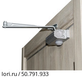 Дверной металлический доводчик, установленный на двери. Automatic hydraulic device, leaver hinge door closer holder on a white background. Стоковое фото, фотограф Татьяна Д / Фотобанк Лори