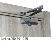 Дверной металлический доводчик, установленный на двери. Automatic hydraulic device, leaver hinge door closer holder on a white background. Стоковое фото, фотограф Татьяна Д / Фотобанк Лори