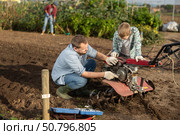 Man and his son are repairing garden equipment. Стоковое фото, фотограф Яков Филимонов / Фотобанк Лори