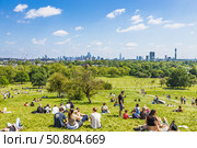 Crowds relaxing on Primrose Hill overlooking skyline from Regents Park. London, UK, 2 June 2024. Редакционное фото, фотограф Zydrius Tartenis / Фотобанк Лори