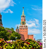Спасская башня Московского Кремля в солнечный летний день. Москва. Россия. Стоковое фото, фотограф E. O. / Фотобанк Лори