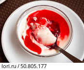 Light creamy panna cotta with cranberry coulis in glass bowl. Стоковое фото, фотограф Яков Филимонов / Фотобанк Лори