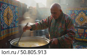 A man is stirring a pot of food. Стоковое AI-видео, аниматор Виктория Кольцова / Фотобанк Лори