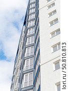 Современный многоэтажный красивый дом на фоне голубого неба. Modern panel apartment building on background of blue sky. Стоковое фото, фотограф Татьяна Д / Фотобанк Лори