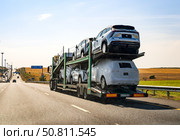 Перевозка на автовозе новых легковых автомобилей (2024 год). Редакционное фото, фотограф Вячеслав Палес / Фотобанк Лори