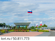 Городской пейзаж, парк и стеклянный саркофаг вокруг бронекатера БК-31, памятник морякам Волжской военной флотилии. Волгоград, Центральная набережная, Россия. (2023 год). Редакционное фото, фотограф Андрей Цыганков / Фотобанк Лори