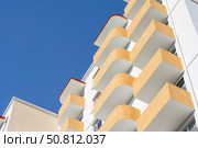 Современный многоэтажный красивый дом на фоне голубого неба. Modern panel apartment building on background of blue sky. Стоковое фото, фотограф Татьяна Д / Фотобанк Лори