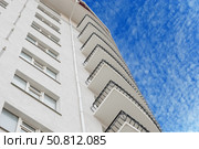 Современный многоэтажный красивый дом на фоне голубого неба. Modern panel apartment building on background of blue sky. Стоковое фото, фотограф Татьяна Д / Фотобанк Лори