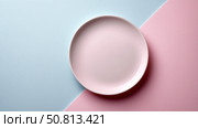 Elegant pink plate on soft pastel background with contrasting colors. Стоковое AI-изображение, AI-художник Katsiaryna Repich / Фотобанк Лори