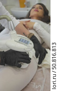 This is a non-invasive procedure to improve the condition of the body. It helps to get rid of cellulite and improve the skin condition of the cosmetologist's client. Стоковое видео, видеограф Strunov David / Фотобанк Лори