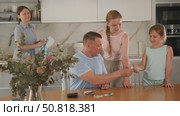 Father gives pocket money to children and wife at home. Стоковое видео, видеограф Яков Филимонов / Фотобанк Лори
