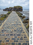 A causeway of granite setts to Chapel Rock near St Michael's Mount. Cornwall. England. GB (2009 год). Стоковое фото, фотограф Сергей Пристяжнюк (Serg Zastavkin) / Фотобанк Лори