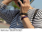 Девушка говорит по мобильному телефону. Редакционное фото, фотограф FOTOvZAPASE / Фотобанк Лори