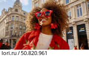 Urban Flair: Woman in Red Sunglasses with Building Reflection, a vibrant moment of style and joy in cityscape, perfect for fashion editorial. Стоковое AI-изображение, AI-художник Данила Большаков / Фотобанк Лори