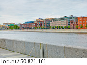 Пречистенская набережная. Лето. Пасмурно. Москва. Россия. Редакционное фото, фотограф E. O. / Фотобанк Лори