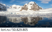 An Antarctic bay behind Danco Island, Antarctic Peninsula. Стоковое фото, фотограф Steve Jones/Stocktrek Images / ТАСС / Фотобанк Лори