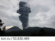 Ash cloud rising from Tompaluan crater at Lokon-Empung volcano, Indonesia. Стоковое фото, фотограф Richard Roscoe/Stocktrek Images / ТАСС / Фотобанк Лори