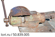 Старые тиски закрепленные на верстаке. An old vise fixed on a workbench. Стоковое фото, фотограф Татьяна Д / Фотобанк Лори