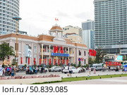 Nha Trang, Vietnam - May 10, 2025: The theater building on the central square of Asia and rush hours traffic jam on the evening. Редакционное фото, фотограф Ирина Михайличенко / Фотобанк Лори