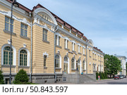 Здание Центрального почтамта на Крепостной улице в городе Выборге Ленинградской области. Вход в здание с Советской улицы. Редакционное фото, фотограф Румянцева Наталия / Фотобанк Лори