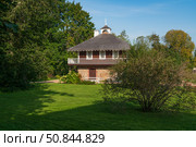 House-Museum of A. P. Hannibal in the Petrovskoye estate of the natural landscape Reserve of A. S. Pushkin on a sunny summer day, Pushkinskiye Gory, Pskov region, Russia. Стоковое фото, фотограф Ula Ulachka / Фотобанк Лори