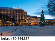 St. Petersburg, Russia, 12.22.2021: The Astoria Hotel on St. Isaac's Square and a decorated Christmas tree on a winter morning at dawn. Редакционное фото, фотограф Ula Ulachka / Фотобанк Лори