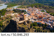 Aerial view of Cofrentes town overlooking ancient fortified castle, Spain (2020 год). Стоковое фото, фотограф Яков Филимонов / Фотобанк Лори