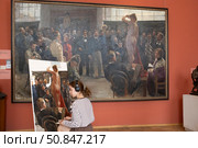 Художники реставраторы на занятиях в галерее Академии художеств Санкт-Петербург. Редакционное фото, фотограф Дмитрий Неумоин / Фотобанк Лори